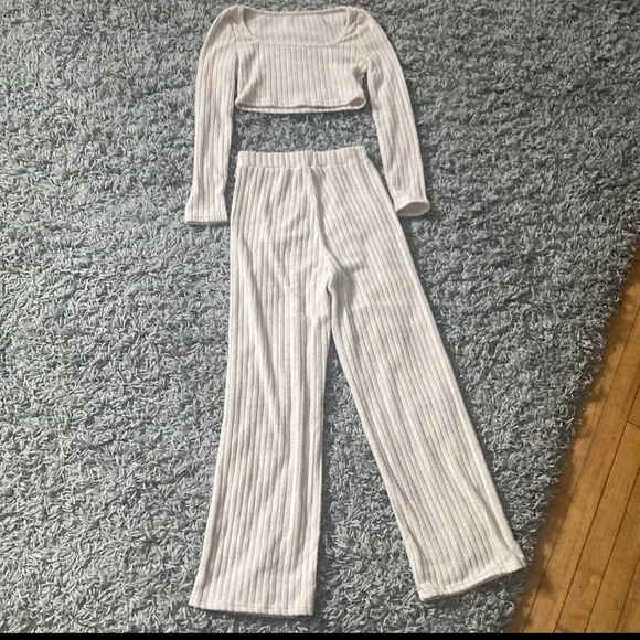 Lounging Set - Picture 2 of 2